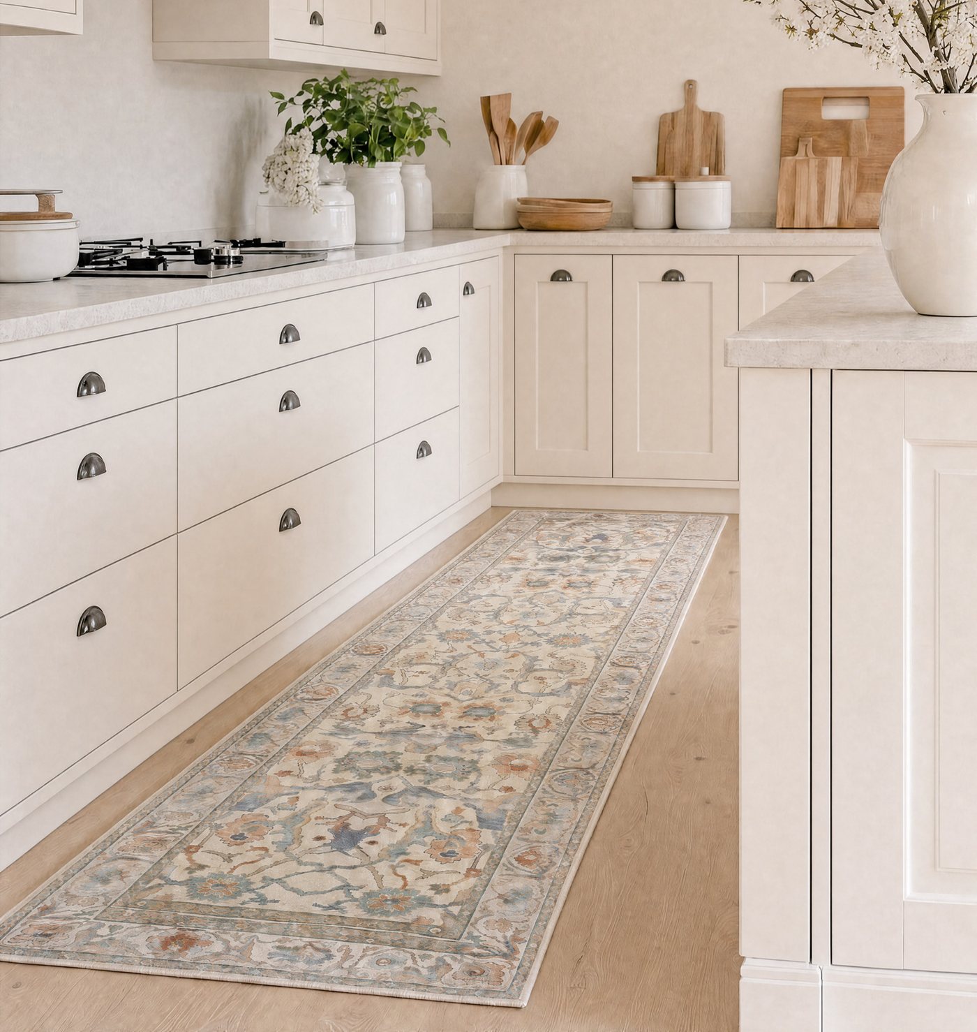 Una cucina bianca con un tappeto Lindorug lungo davanti ai mobili
