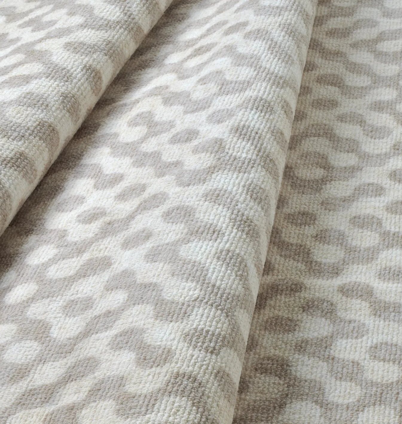 Il tessuto di un tappeto Lindorug piegato, visto da vicino